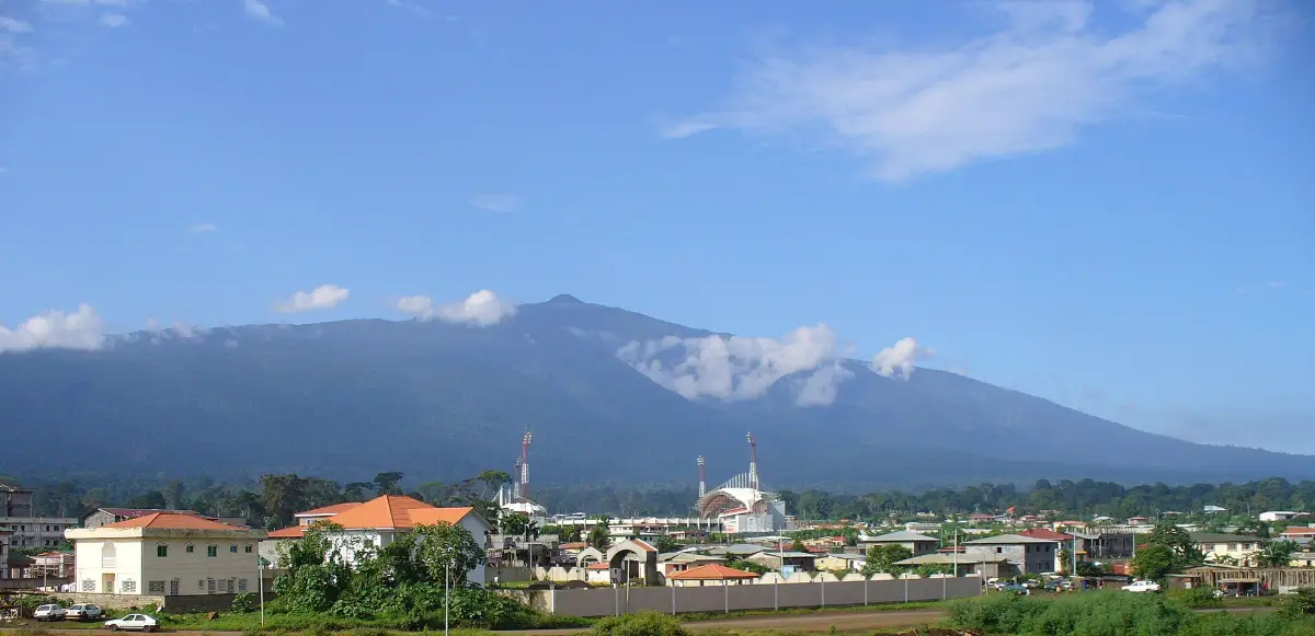 Malabo al pie del pico Basilé