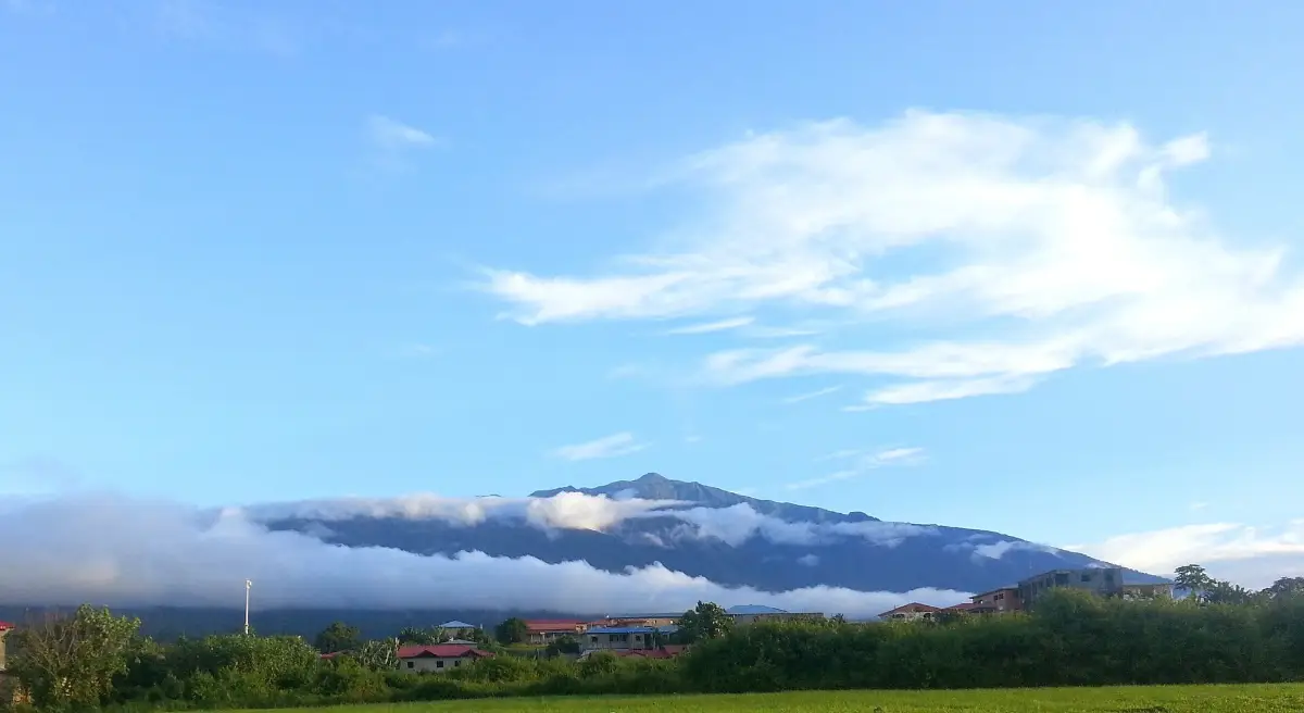 El pico Basilé entre nubes